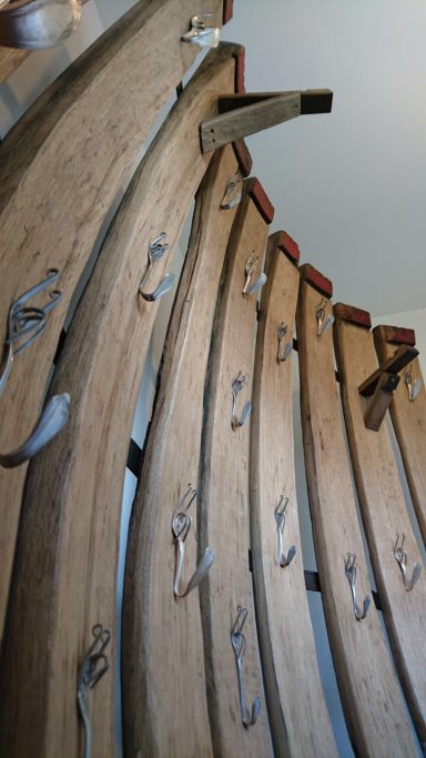 Garderobe aus Fassdauben und Besteck Garderobe aus Fassdauben mit Garderobenhaken aus Besteck